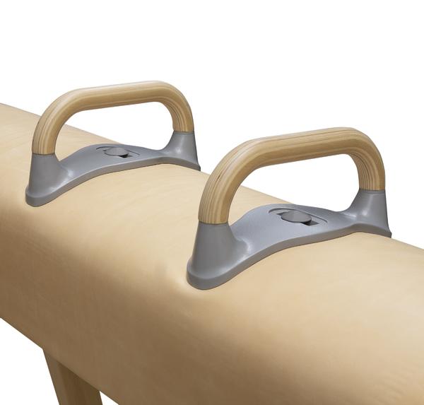 Griffe aus Holz und Metall an einem Turngerät für Gymnastik und Sport.