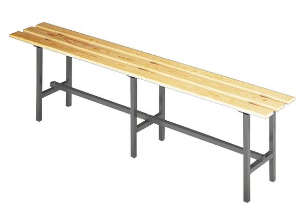 Umkleidebank mit Metallgestell, lange Sitzfläche aus hellen Holzlatten, stabile Konstruktion.