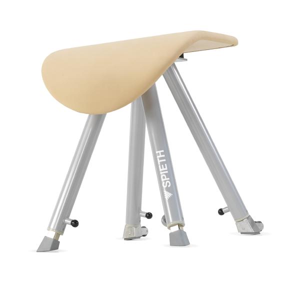 Sprungtisch mit beiger Stützfläche mit silbernen Metallbeinen, Spieth-Logo sichtbar.