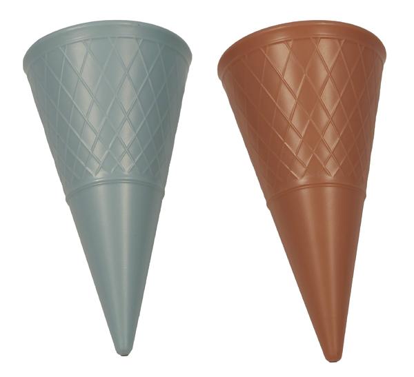 Zwei leere Kunstoff-Eiswaffeln in Blau und Braun mit Rautenmuster auf weißem Hintergrund.