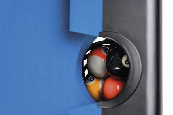 Poolbillardkugeln in der Tasche eines Billardtisches, Nahaufnahme der Kugeln.