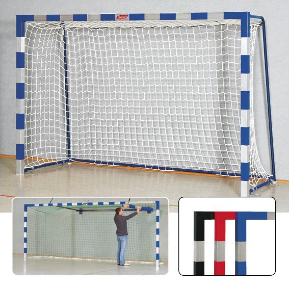 Handballtor mit blau-weißen Pfosten und weißem Netz in Sporthalle.