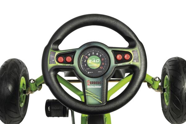 Lenkrad und Vorderräder eines grünen Kinder-Karts mit Tachometer und Steuerknöpfen.