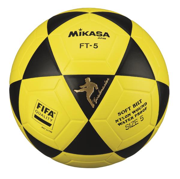 Vorderansicht eines gelben Fußballs mit schwarzen Designelementen. Auf der Vorderseite sind das Mikasa-Logo mit der Modellbezeichnung „FT-5“, das FIFA Quality-Siegel sowie die Aufschrift „Soft Bilt Nylon Wound Water Proof Size 5“ gut sichtbar.
