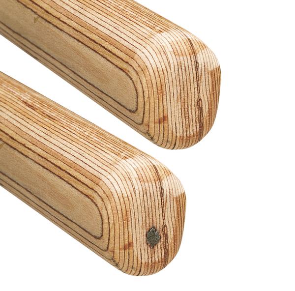 Nahaufnahme von zwei abgerundeten Holzgriffen mit sichtbarer Maserung auf weißem Hintergrund.