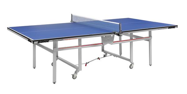 Tischtennisplatte mit blauem Spielfeld und Netz, fahrbar und klappbar für Indoor- und Outdoor-Spiel.