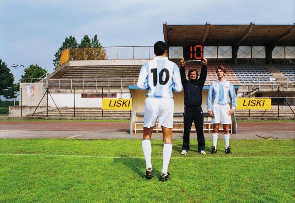 Fußballspieler wird mit der Nummer 10 als Einwechselspieler auf dem Spielfeld angezeigt.