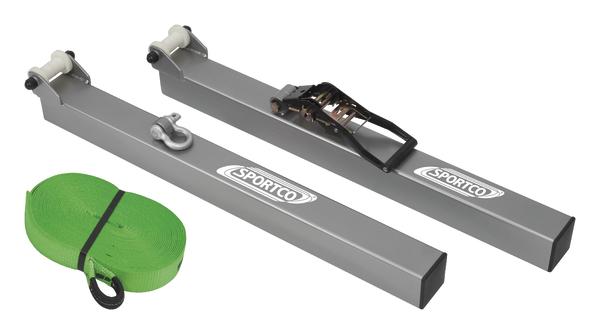 Sportco Slackline-Set Indoor bestehend aus 2 eckigen Stahlpfosten und einer grünen Slackline.