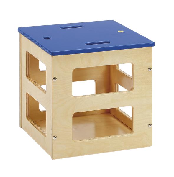 Holzwürfel mit blauer Sitzfläche und Grifföffnungen, moderner Sitzhocker für Kinderzimmer.