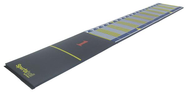 Weicher Gymnastik- und Turnmatte mit Markierungen für Sprung- und Landetraining, lang und schmal.