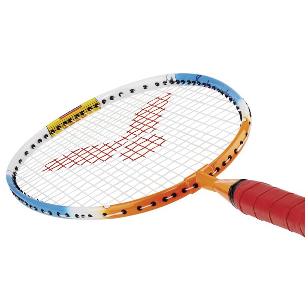 Victor Badmintonschläger Starter in Weiß, Blau und Orange mit bespanntem Schlägerkopf, freigestellt vor weißem Hintergrund.