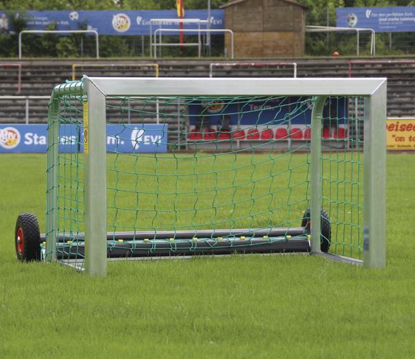 Kleines mobiles Fußballtor mit grünem Netz auf Fußballrasen im Stadion.