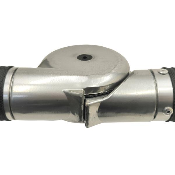 Nahaufnahme eines runden Metallgelenks mit Verriegelungsmechanismus an einem klappbaren Rahmen vor weißem Hintergrund.