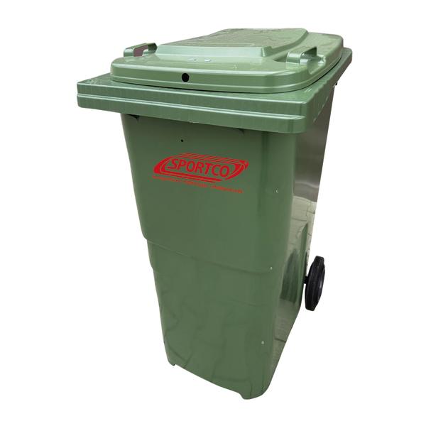 Grüne Spieltonne aus Kunststoff mit Sportco-Logo und schwarzen Reifen.