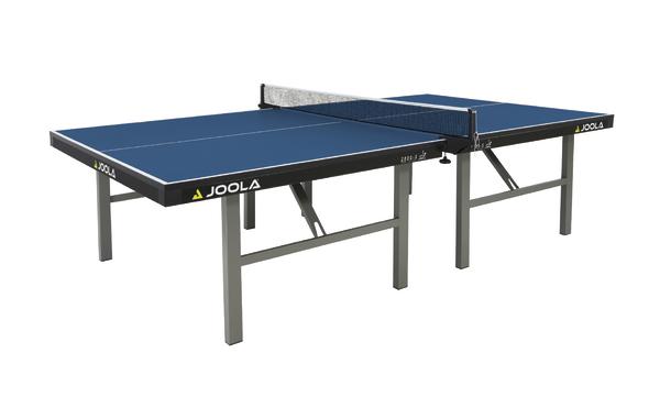 Tischtennisplatte JOOLA mit blauem Spielfeld und Netz, freistehend auf weißem Hintergrund.