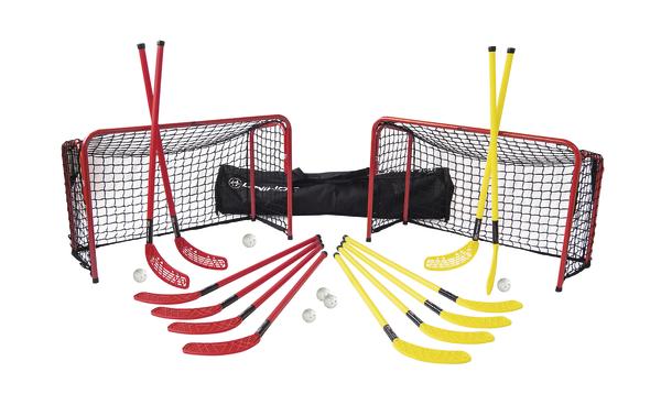 Floorball-Set mit zwei Toren, roten und gelben Schlägern sowie weißen Bällen auf weißem Hintergrund.