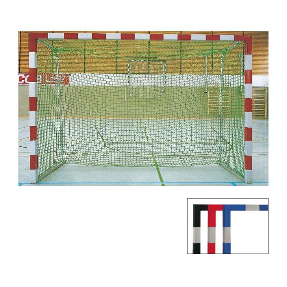 Handballtor mit grünem Netz in Sporthalle, rot-weißer Rahmen, verschiedene Rahmendesigns.