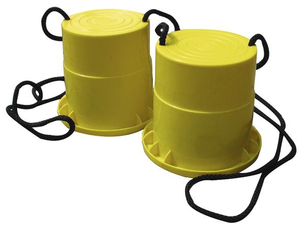 Gelbe Laufstelzen aus Kunststoff mit schwarzen Trageschlaufen für Kinder zum Balancieren.