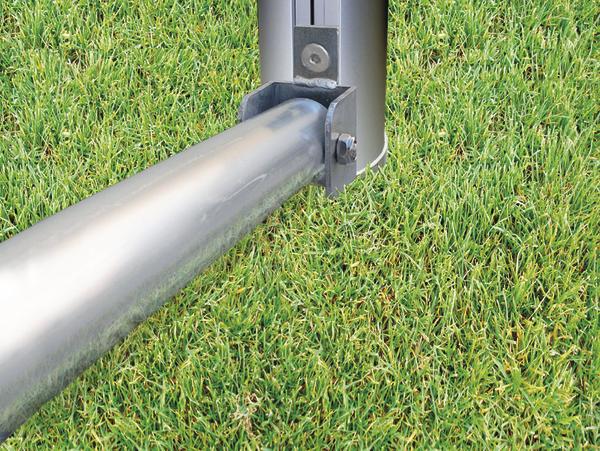 Metallverbindung eines Pfostens auf grünem Rasen, Nahaufnahme eines Befestigungselements.