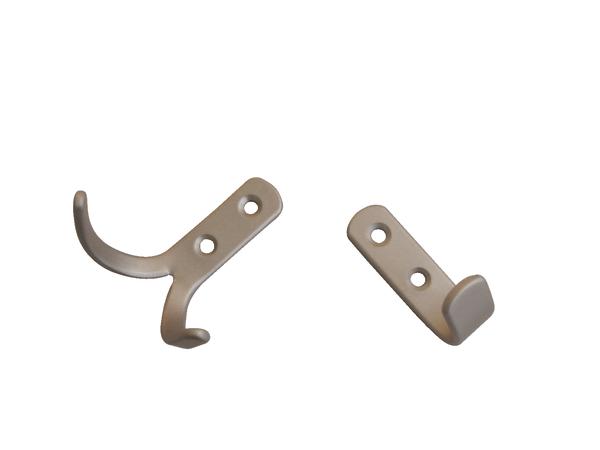 Zwei verschiedene Wandhaken aus Metall in Silber, geeignet zum Aufhängen von Kleidung oder Accessoires.