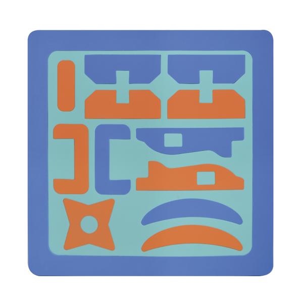 Bunte Schablone mit verschiedenen geometrischen Formen und Aussparungen auf blauem Hintergrund.