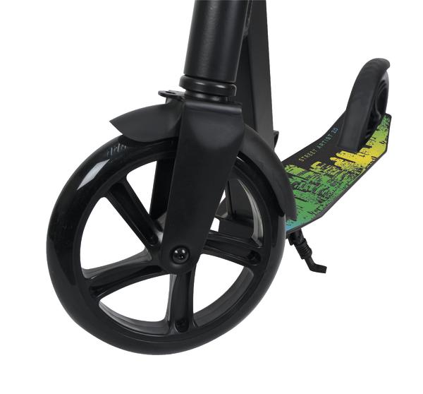 Schwarzes Vorderrad und bunter Trittbrettbereich eines City-Scooters, Nahaufnahme.