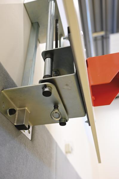 Nahaufnahme der Metallhalterung und des Basketballkorbs in einer Sporthalle.