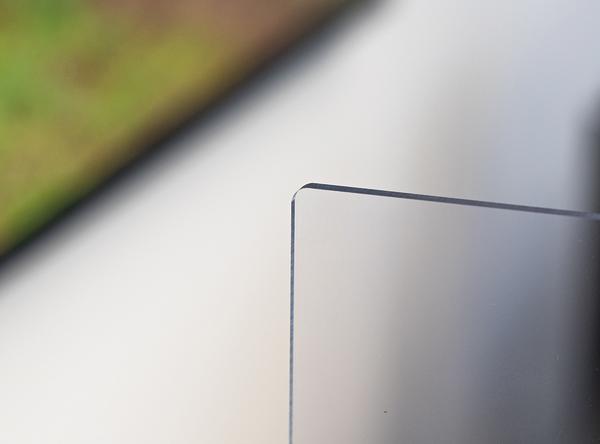 Nahaufnahme einer transparenten Glasscheibe mit unscharfem Hintergrund.