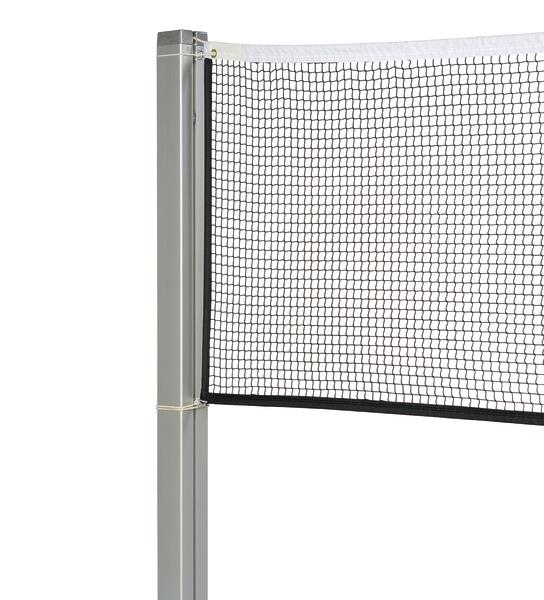 Tischtennisnetz mit Metallpfosten und schwarzem Netz auf weißem Hintergrund.