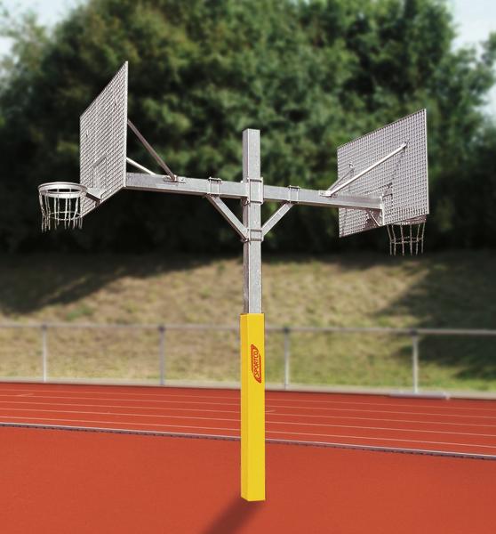 Doppelte Basketballanlage mit zwei Körben auf roter Laufbahn im Freien.