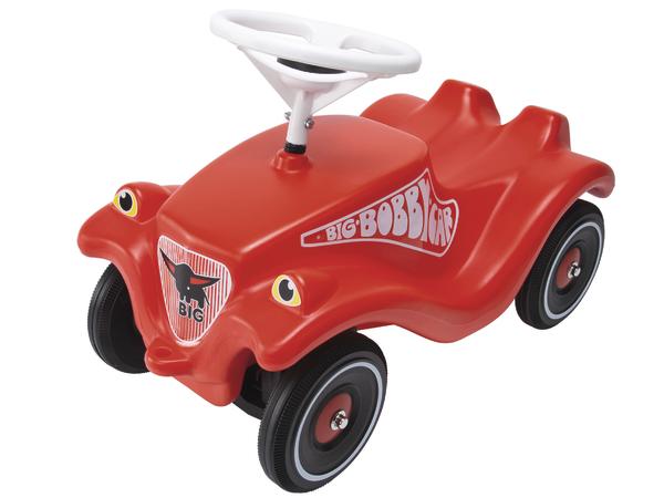 Rotes Bobby-Car Kinderfahrzeug mit weißem Lenkrad und vier schwarzen Rädern.