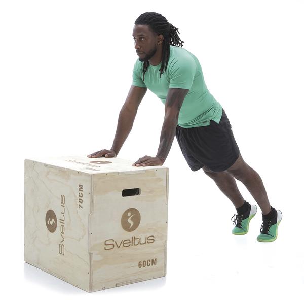 Mann macht Liegestütze an einer Holzbox, Fitnessübung für Oberkörper und Arme.