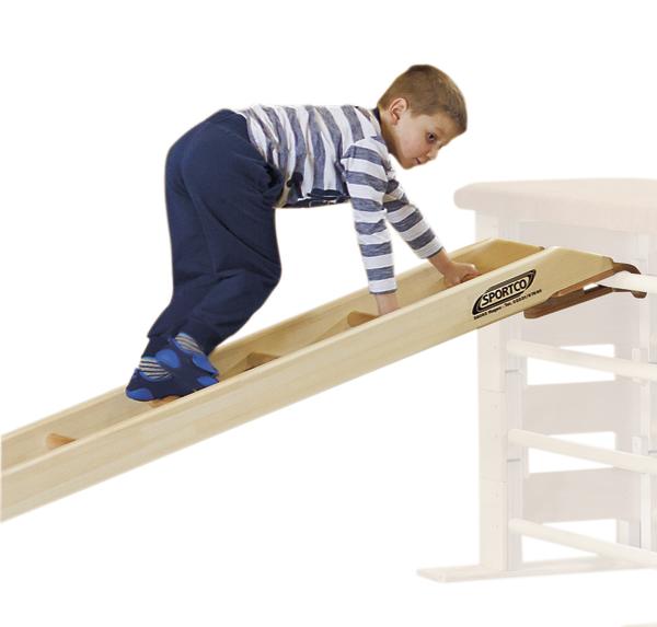 Kind klettert eine Holzrampe an einem Klettergerüst hinauf, Sportco Spielgerät.