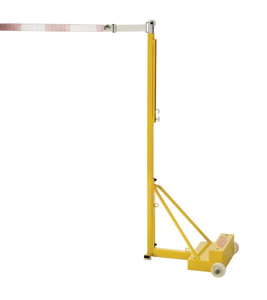 Gelbes Volleyballnetz-Stativ mit ausziehbarem Band und Rollen für einfachen Transport.