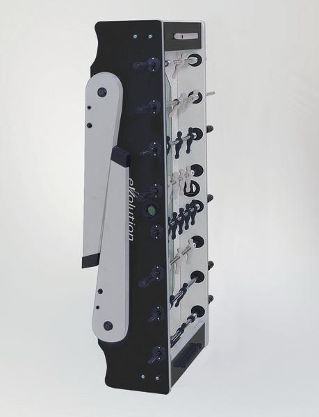 Zusammengeklappter Tischkicker „Evolution“, platzsparend hochkant aufgestellt.