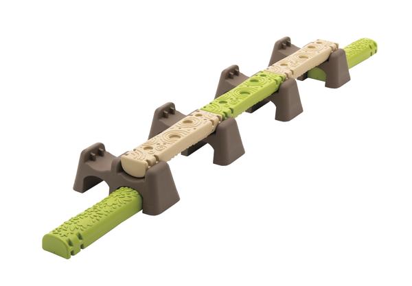 Flexibles Trainingsgerät mit Noppen für Balance- und Koordinationsübungen, grün und beige.