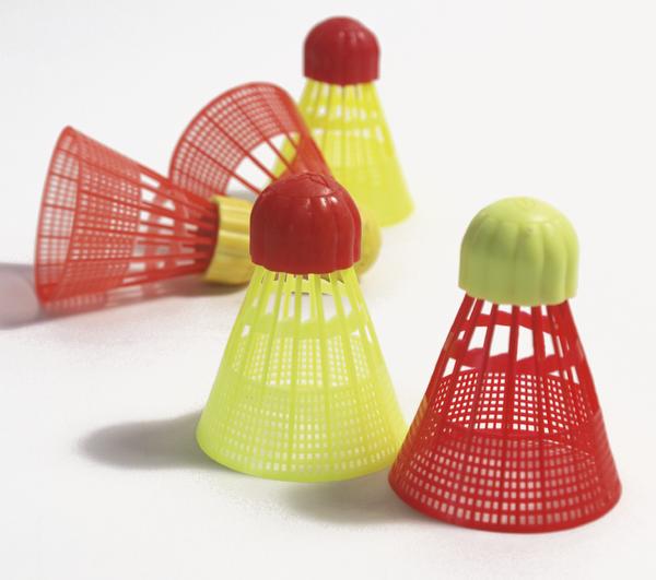 Speedbadminton Shuttlebälle in Rot und Gelb aus Kunststoff.