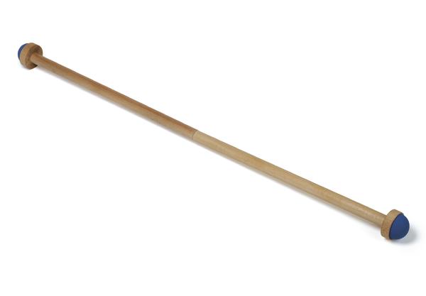 Holzstab mit blauen Gummikappen an beiden Enden, isoliert auf weißem Hintergrund.