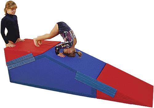 Kind macht Kopfstand auf buntem Turnmatten-Set, betreut von Trainerin, Gymnastik-Übung.