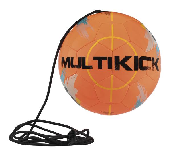 Orange Fußball mit "MULTIKICK"-Schriftzug und elastischem Trainingsseil, isoliert auf weißem Hintergrund.