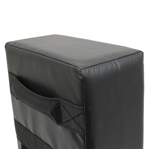 Schwarzes Trainingspratzen-Polster mit Griff für Kampfsport und Boxtraining.