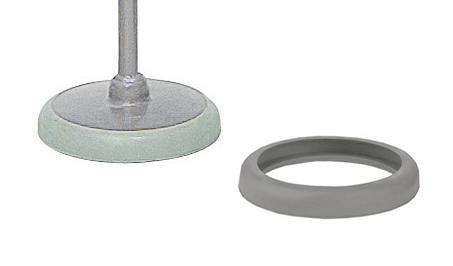 Gummiring und Metallfuß einer Lampe auf weißem Hintergrund.