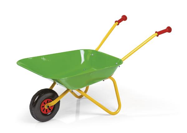 Grüne Schubkarre mit gelbem Gestell und rotem Griff, einradig, vor weißem Hintergrund.