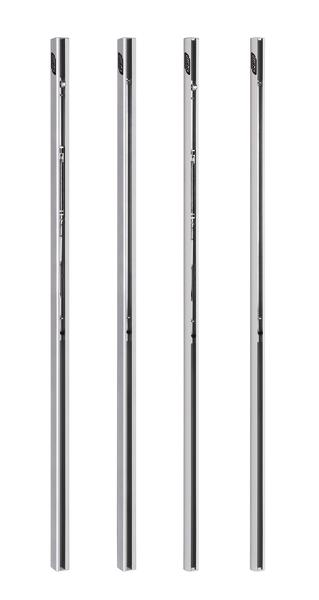 Vier silberne Metallrohre mit rechteckigem Querschnitt, isoliert auf weißem Hintergrund.