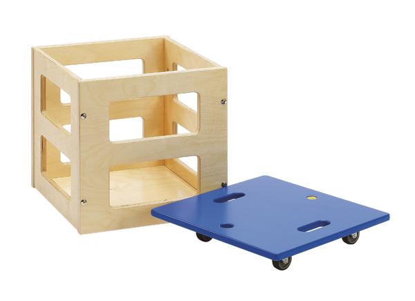 Holzrahmen mit blauem Rollbrett für einfachen Transport von Gegenständen.