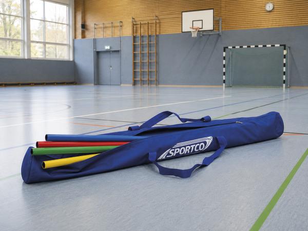 Blaue SPORTCO Tragetasche mit farbigen Markierungsstangen in einer Sporthalle