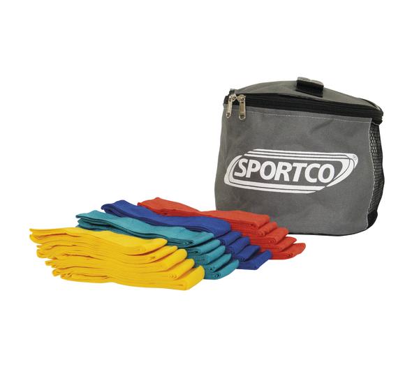 Sportco Markierungsbänder in Gelb, Grün, Blau und Rot mit grauer Tragetasche auf weißem Hintergrund.