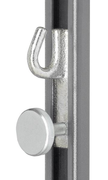 Metallhaken mit Schraubverschluss an schwarzem Metallprofil, Nahaufnahme.