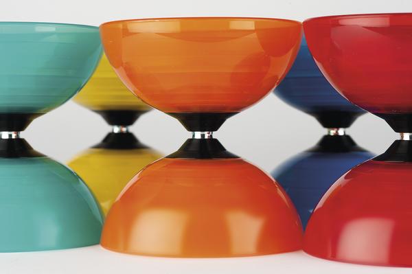 Bunte Diabolos in verschiedenen Farben auf weißem Hintergrund, Nahaufnahme.