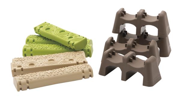 Stapelbare Kunststoff-Pflanzenstützen in Grün und Beige mit braunen Verbindungsstücken.